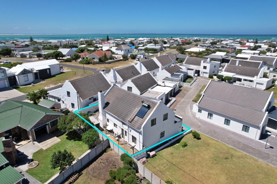To Let 4 Bedroom Property for Rent in Struisbaai Western Cape